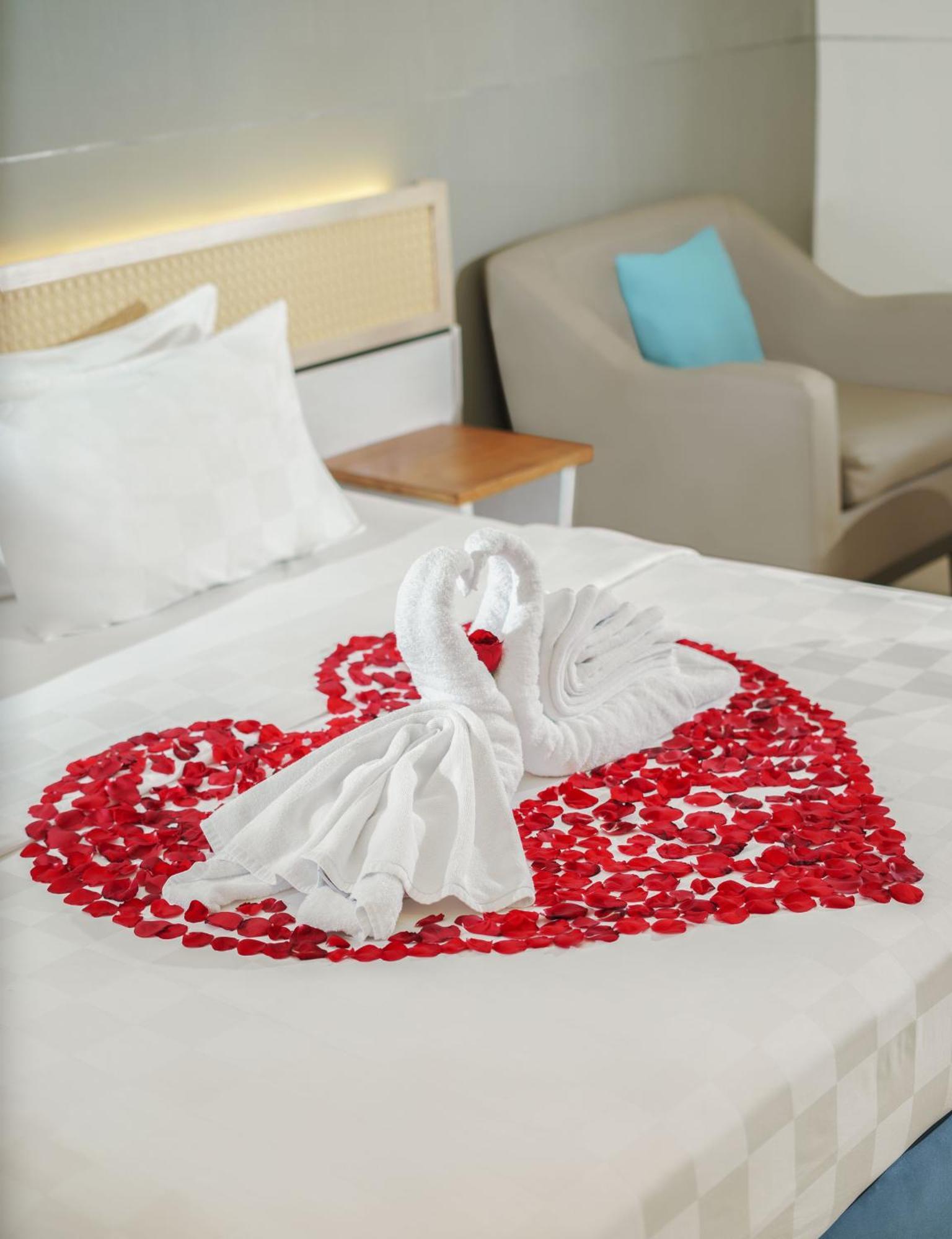 Hotel Swiss-Belcourt Lombok Praya Exterior foto